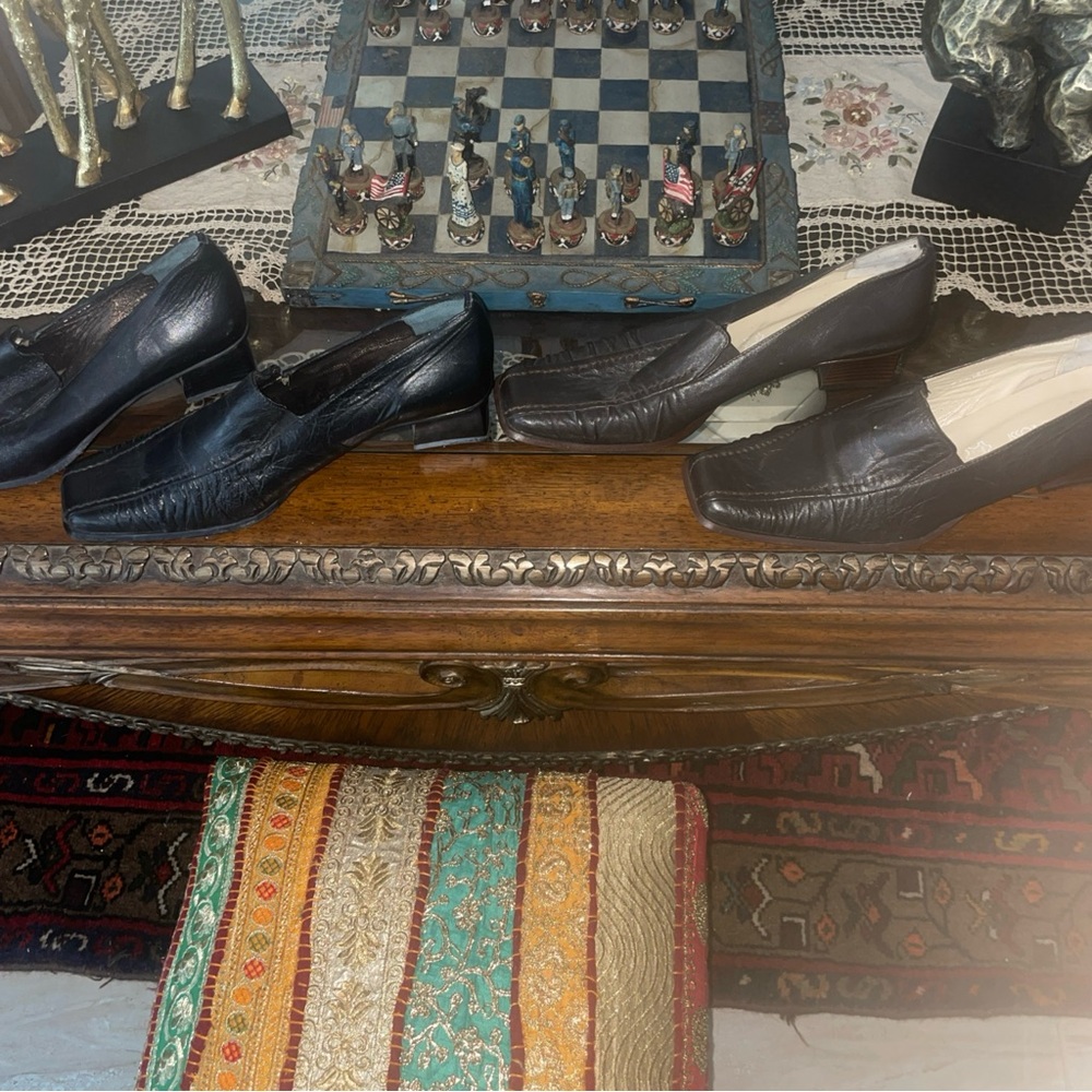 Women 2 pair of classic shoes